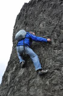 Relembrando as técnicas de escalada em rocha em um bolder na Ruby Beach, no Olympic National Park, no estado de Washington, oeste dos Estados Unidos